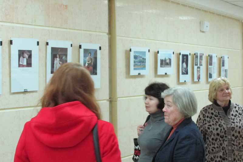 Гости знакомятся с фотовыставкой «Загадочная Мадам де Сталь» , посвященной Анне Луизе Жермене де Сталь