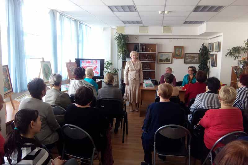 Н. И. Шульженко, руководитель клуба «Мелодия шелка» и участники клуба