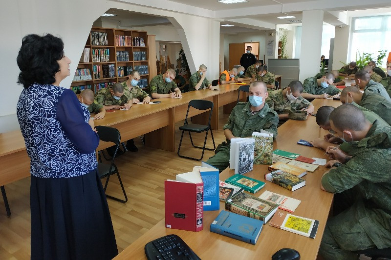 Презентацию к 100-летию библиотеки представил специалист отдела.