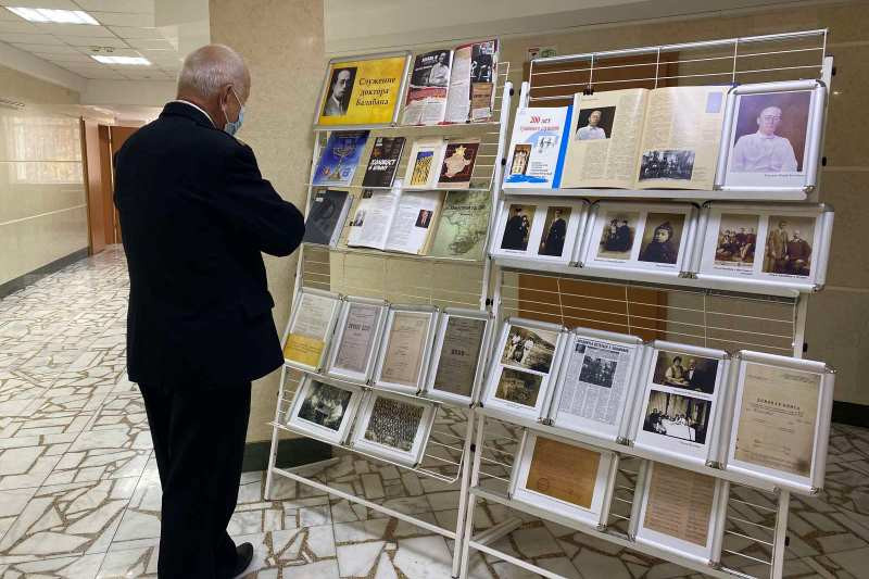 Знакомство с книжно-иллюстративной выставкой «Служение доктора Балабана»